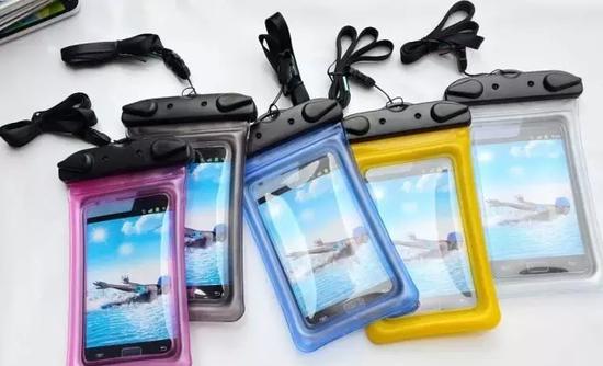 男子将手机放入防水袋 遭遇漏水致手机报废